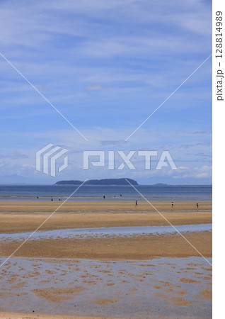 盛夏の父毋が浜から、燧灘に浮かぶいりこの島、伊吹島を見る 盛夏の父毋が浜から、燧灘に浮かぶいりこの島、伊吹島を見る 128814989