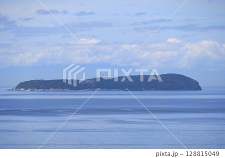 盛夏、燧灘に浮かぶ観音寺市の伊吹島（七宝山トンネルの曽保側出口から） 128815049
