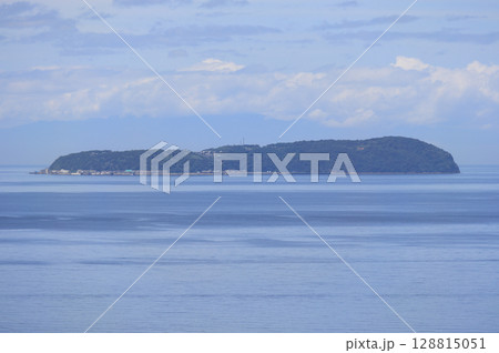 盛夏、燧灘に浮かぶ観音寺市の伊吹島（七宝山トンネルの曽保側出口から） 128815051