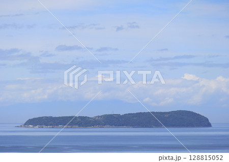 盛夏、燧灘に浮かぶ観音寺市の伊吹島（七宝山トンネルの曽保側出口から） 128815052