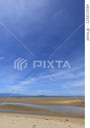 盛夏の父毋が浜から、燧灘に浮かぶいりこの島、伊吹島を見る 盛夏の父毋が浜から、燧灘に浮かぶいりこの島、伊吹島を見る 128815084