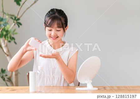 化粧水でスキンケア,美容,お肌のケアをする子供,女の子,小学生,中学生,高校生 128815197
