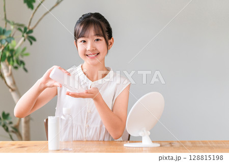 化粧水でスキンケア,美容,お肌のケアをする子供,女の子,小学生,中学生,高校生 化粧水でスキンケア,美容,お肌のケアをする子供,女の子,小学生,中学生,高校生 128815198