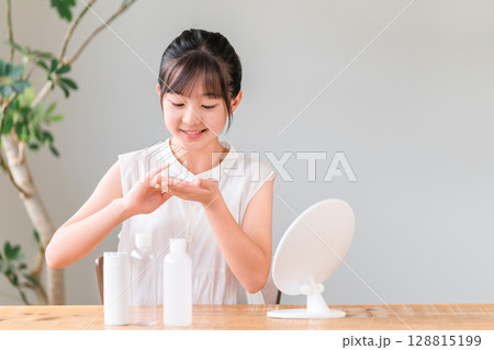 化粧水でスキンケア,美容,お肌のケアをする子供,女の子,小学生,中学生,高校生 化粧水でスキンケア,美容,お肌のケアをする子供,女の子,小学生,中学生,高校生 128815199