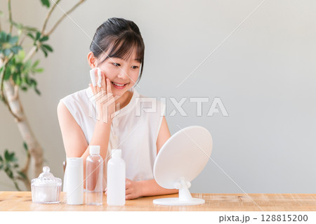 化粧水でニキビケア,スキンケア,美容,お肌のケアをする子供,女の子,小学生,中学生,高校生 128815200