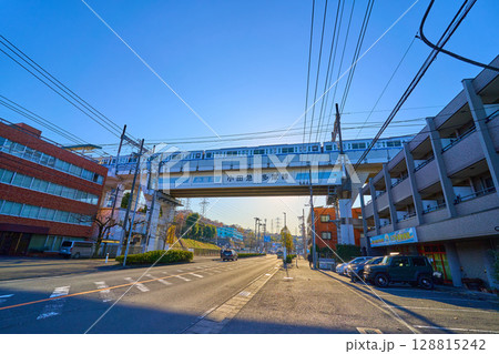 神奈川県川崎市麻生区黒川の鶴川街道(小田急多摩線陸橋)を南西側(黒川バス停)方面 神奈川県川崎市麻生区黒川の鶴川街道(小田急多摩線陸橋)を南西側(黒川バス停)方面 128815242
