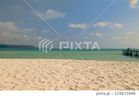 A peaceful sandy beach with clear skies and turquoise waters, offering a tranquil atmosphere in Koh Rong Sanloem, Sihanoukville, Cambodia 128815606