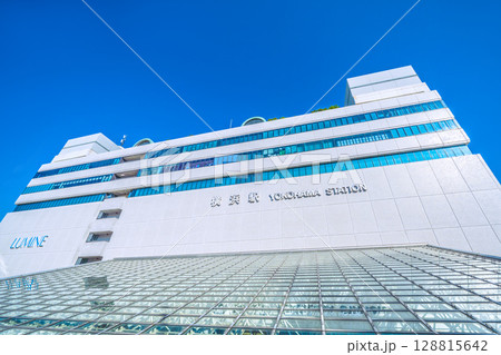 日本の横浜都市景観7月24日。横浜駅東口（中央）などを望む 128815642