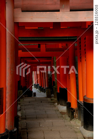1000 red Torii gates in Kyoto 日本の古い神社境内に続く赤い鳥居の坂道 128816008