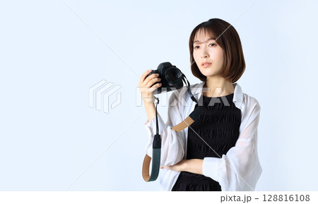 一眼レフカメラと女性イメージ 128816108