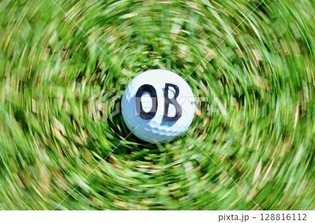 緑の芝生の上に置かれた「OB」文字が入ったゴルフボール 128816112