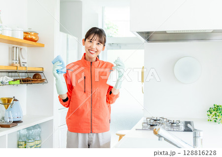 ハウスキーパー　女性　キッチン 128816228