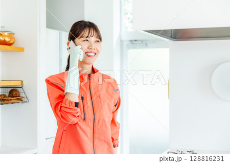 ハウスキーパー　女性　キッチン 128816231