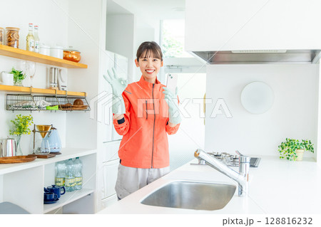 ハウスキーパー　女性　キッチン 128816232
