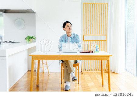 テレワークで働く男性 128816243