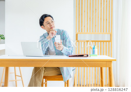 テレワークで働く男性 128816247