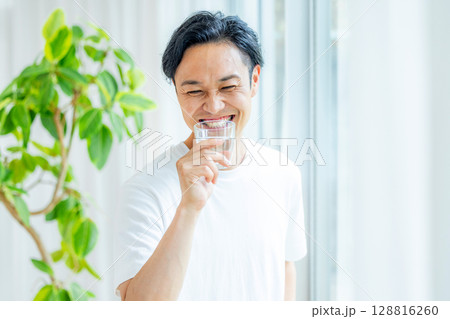 水を飲むミドル男性 128816260