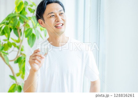 水を飲むミドル男性 128816261