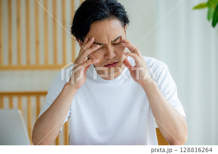 ノートパソコンを使いながら頭を抱える男性 128816264