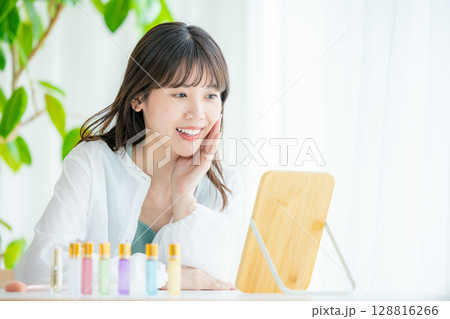 スキンケアをする若い女性 スキンケアをする若い女性 128816266
