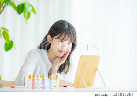 スキンケアをする若い女性 128816267