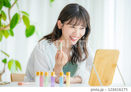 メイクをする若い女性 128816275