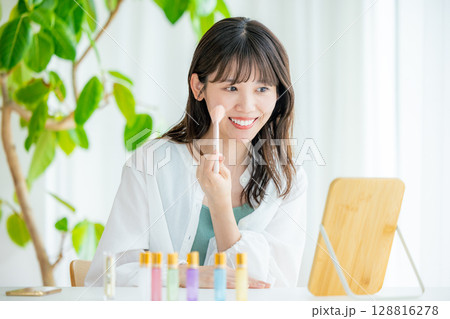 チークを塗る女性 チークを塗る女性 128816278