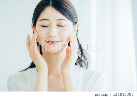 スキンケアをするミドルの女性 128816305