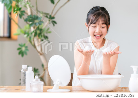 泡洗顔,クレンジング,ニキビケアをする子供,女の子,小学生,中学生,高校生 128816358