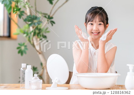 泡洗顔,クレンジング,ニキビケアをする子供,女の子,小学生,中学生,高校生 128816362
