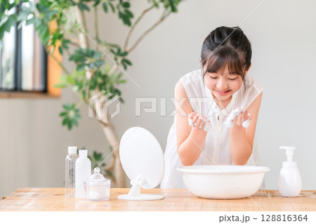 泡洗顔,クレンジング,ニキビケアをする子供,女の子,小学生,中学生,高校生 128816364