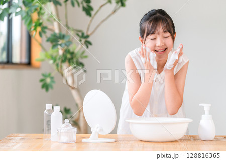 泡洗顔,クレンジング,ニキビケアをする子供,女の子,小学生,中学生,高校生 128816365