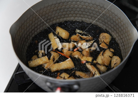 ひじきの煮物を作る様子 128816371