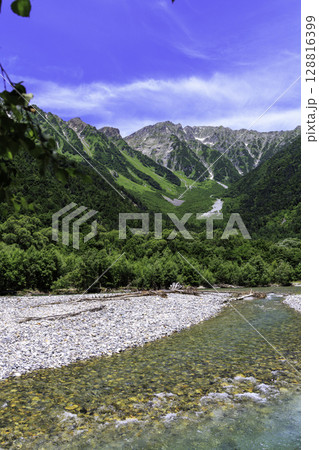 夏の上高地と穂高連峰の絶景を望む清流と緑の風景 夏の上高地と穂高連峰の絶景を望む清流と緑の風景 128816399
