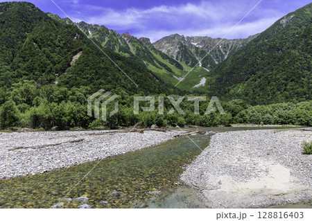 夏の上高地と穂高連峰の絶景を望む清流と緑の風景 夏の上高地と穂高連峰の絶景を望む清流と緑の風景 128816403