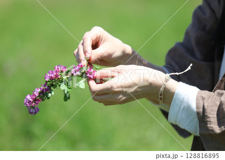 花冠を作る女性 花冠を作る女性 128816895