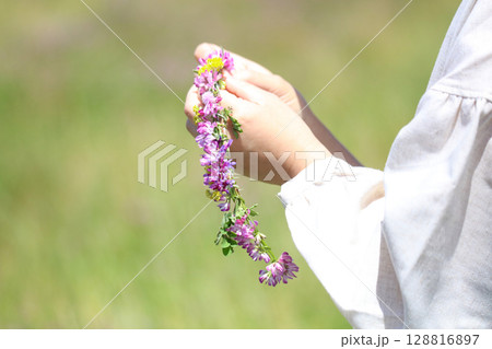 花冠を作る女性 128816897