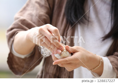 五平餅を作る女性 128817227