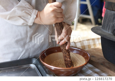ごまをする女性 ごまをする女性 128817270