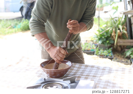 ごまをする男性 ごまをする男性 128817271