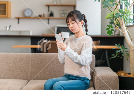 スマホ,スマートフォンのアプリを見る子供,女の子,小学生,中学生,高校生 スマホ,スマートフォンのアプリを見る子供,女の子,小学生,中学生,高校生 128817645
