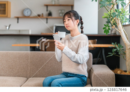 スマホ,スマートフォンのアプリを見る子供,女の子,小学生,中学生,高校生 128817646