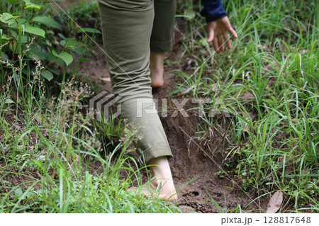 裸足で山道を歩く女性 裸足で山道を歩く女性 128817648