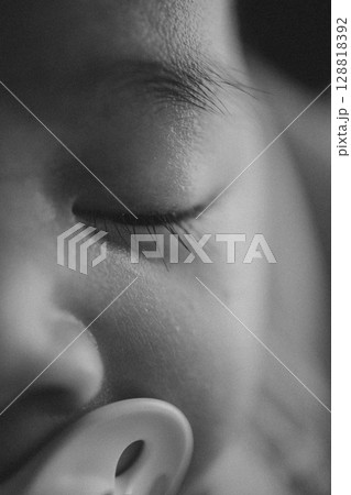 赤ちゃんの目元のパーツカット 128818392
