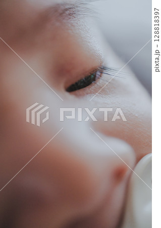 赤ちゃんの目元のパーツカット 128818397