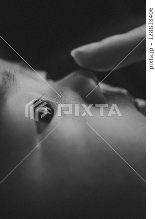 赤ちゃんの目元のパーツカット 赤ちゃんの目元のパーツカット 128818406