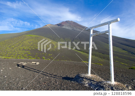 富士山中腹の二ツ塚下塚から望む宝永山と富士山 富士山中腹の二ツ塚下塚から望む宝永山と富士山 128818596