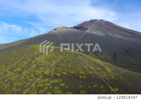 富士山中腹の二ツ塚下塚から望む宝永山と富士山 128818597