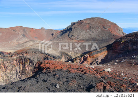 富士山頂の成就岳から望む白山岳 富士山頂の成就岳から望む白山岳 128818621
