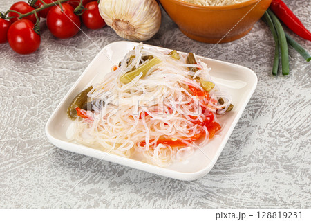 Asian glass rice noodle with vegetables 128819231